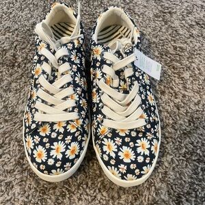 Womens Floral Sneakers - Daisy pattern